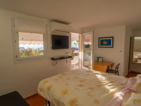 Charmant studio rénové avec terrasse, climatisation et WiFi gratuit - Photo 2