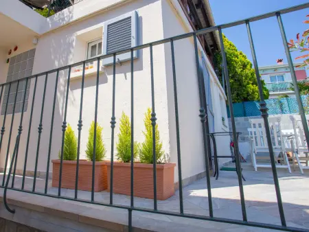 Charmant studio rénové avec terrasse, climatisation et WiFi gratuit - Photo 12
