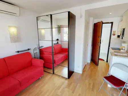 Studio au dernier étage avec terrasse, parking privé, clim, et wifi - centre ville et plage à proximité - Photo 2