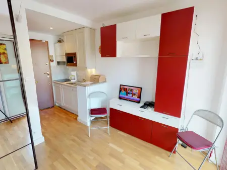 Studio au dernier étage avec terrasse, parking privé, clim, et wifi - centre ville et plage à proximité - Photo 3