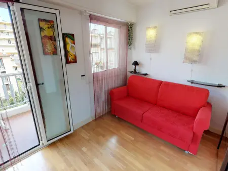 Studio au dernier étage avec terrasse, parking privé, clim, et wifi - centre ville et plage à proximité - Photo 4