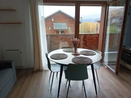 Appartement rénové 2 pièces avec balcon et parking gratuit - Photo 1