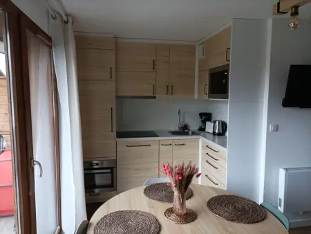 Appartement rénové 2 pièces avec balcon et parking gratuit - Photo 2