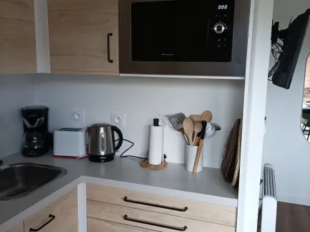 Appartement rénové 2 pièces avec balcon et parking gratuit - Photo 3