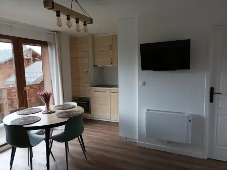 Appartement rénové 2 pièces avec balcon et parking gratuit - Photo 4