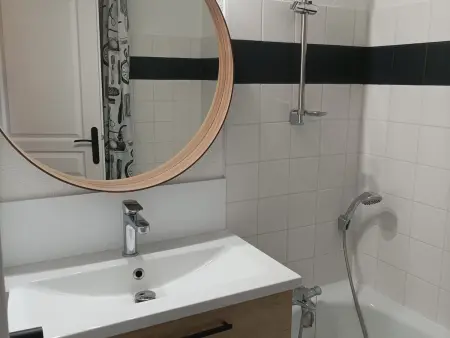 Appartement rénové 2 pièces avec balcon et parking gratuit - Photo 7