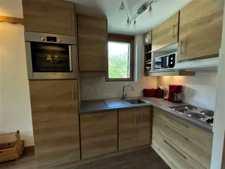 Appartement rénové 3 pièces pour 6 pers, balcon, 2 sdb, proche ascenseur, skis, qualité 4 flocons - Photo 3