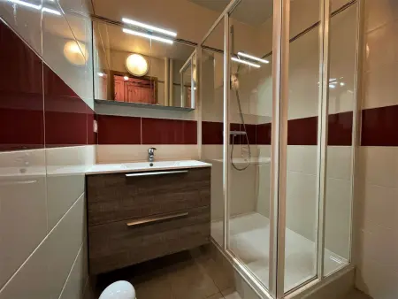 Appartement rénové 3 pièces pour 6 pers, balcon, 2 sdb, proche ascenseur, skis, qualité 4 flocons - Photo 10