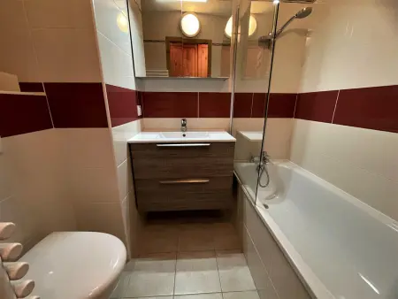 Appartement rénové 3 pièces pour 6 pers, balcon, 2 sdb, proche ascenseur, skis, qualité 4 flocons - Photo 11