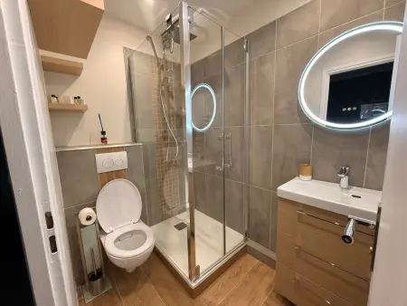 Appartement rénové 20m² au pied des pistes avec balcon et parking gratuit - Photo 3