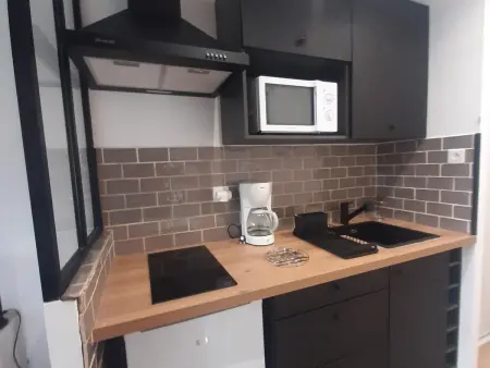 Appartement rénové 20m² au pied des pistes avec balcon et parking gratuit - Photo 10