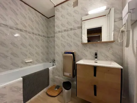 Appart rénové 2 pièces, skis aux pieds, balcon, animaux admis - Photo 8