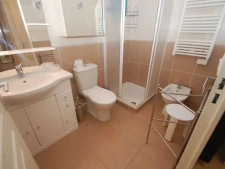 Spacieux 3P en Centre-ville de Menton, Terrasse, Parking, Wifi Gratuit, Proche Plage - Photo 7