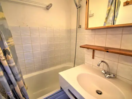 Joli appartement 2 pièces au pied du téléphérique avec balcon et animaux admis - Photo 3
