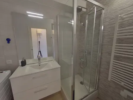 Studio rénové avec balcon vue mer, WIFI, proche plage et commerces - 2 pers - Photo 3