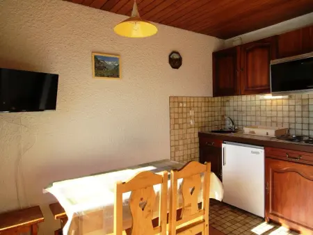 Studio cabine au pied des pistes avec balcon et parking gratuit, proche commerces - Auris en Oisans - Photo 3