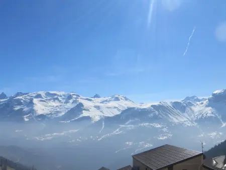 Confortable T2 au pied des pistes avec balcon et parking gratuit - Photo 1