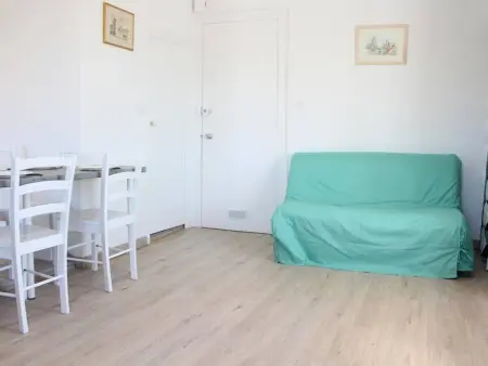 Studio rénové au centre de La Rochelle, vue sur le port - Photo 1