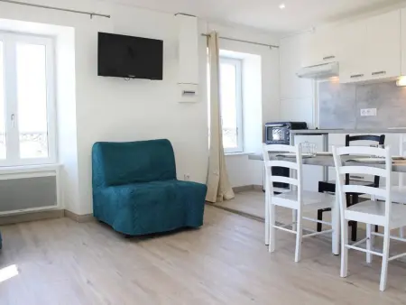 Studio rénové au centre de La Rochelle, vue sur le port - Photo 4