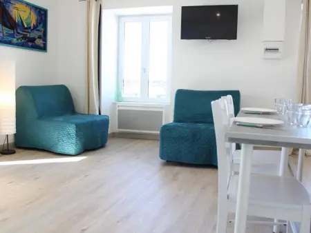 Studio rénové au centre de La Rochelle, vue sur le port - Photo 5