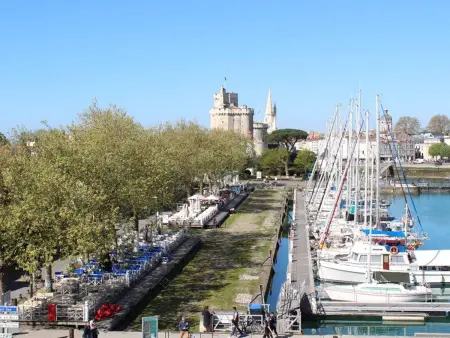 Studio rénové au centre de La Rochelle, vue sur le port - Photo 8