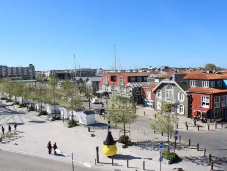 Studio rénové au centre de La Rochelle, vue sur le port - Photo 9