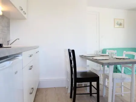 Studio rénové au centre de La Rochelle, vue sur le port - Photo 12