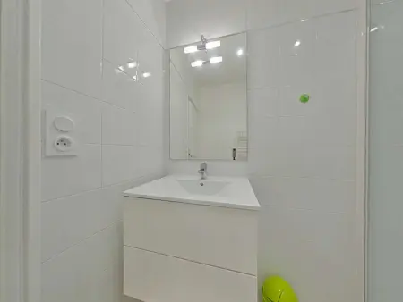 Studio rénové au centre de La Rochelle, vue sur le port - Photo 14
