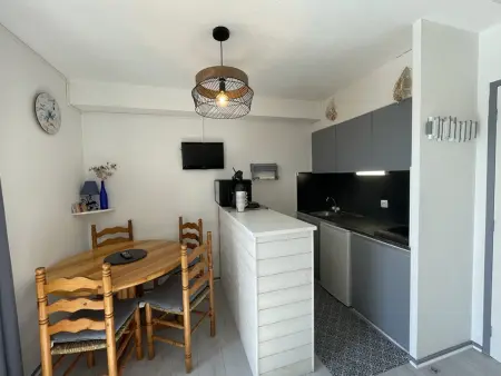 Appartement T1 à 50m du lac avec piscine, salle de jeux et parking, idéal famille/amis - Photo 2