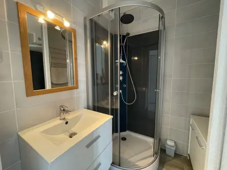 Appartement T1 à 50m du lac avec piscine, salle de jeux et parking, idéal famille/amis - Photo 5