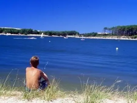 Appartement T1 à 50m du lac avec piscine, salle de jeux et parking, idéal famille/amis - Photo 8