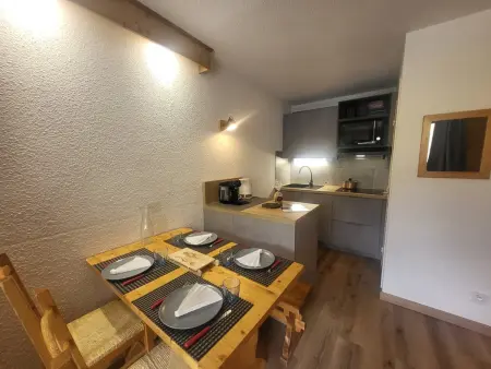 Studio ensoleillé avec coin montagne et balcon, face aux pistes de Montgenèvre - Photo 1