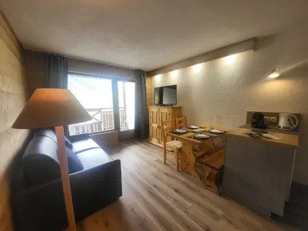 Studio ensoleillé avec coin montagne et balcon, face aux pistes de Montgenèvre - Photo 3