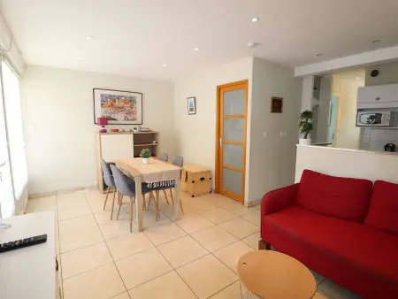 Appartement 2 pièces RDC avec terrasse, climatisation et parking proche plage et commerces - Photo 4