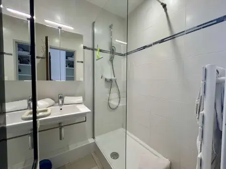 Studio moderne, 2 couchages, climatisé avec parking à Villeneuve Loubet Plage - Photo 10