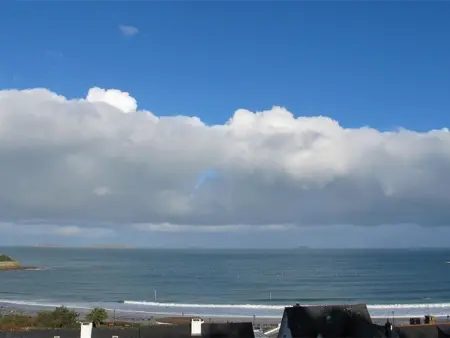 Appartement rénové avec vue mer, proche plage, parking privé - Photo 10