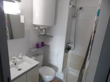Appartement cosy à 200m de la plage avec parking privé et loggia, animaux admis - Photo 5