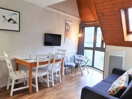 Charmant T2 Sud avec Bow-Window, TV, Kitchenette Équipée, Muscu, Sauna, Jacuzzi—Proche St-Lary Soulan - Photo 2