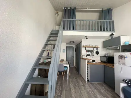 Studio Mezzanine Lumineux avec Wifi, Idéalement Situé, 4 Couchages, à 250m de la Plage et du Port - Photo 10
