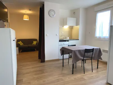 Studio rénové avec balcon, proche commerces, wifi et cellier privatif - Balaruc-les-Bains. - Photo 1
