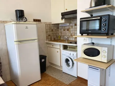 Charmant T1 lumineux avec cuisine équipée, coin nuit séparé et wifi - Balaruc-les-Bains - Photo 4