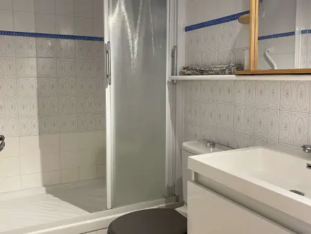 Charmant T1 lumineux avec cuisine équipée, coin nuit séparé et wifi - Balaruc-les-Bains - Photo 7