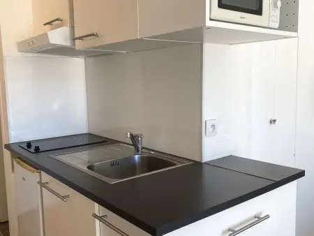Studio rénové climatisé avec balcon, parking et wifi à Balaruc-les-Bains - Photo 2