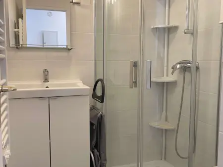 Studio rénové climatisé avec balcon, parking et wifi à Balaruc-les-Bains - Photo 8