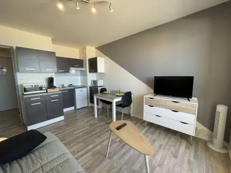 Studio rénové, 2 couchages, mer, commerces, 6e étage, TV, balcon, animaux admis - Photo 1