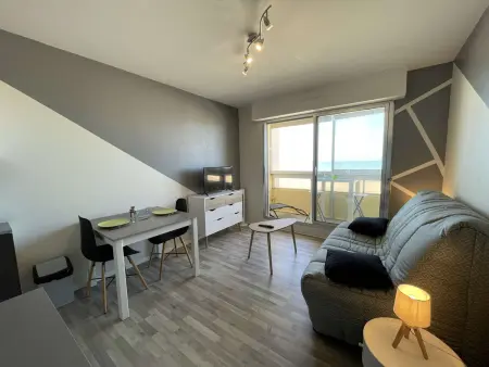 Studio rénové, 2 couchages, mer, commerces, 6e étage, TV, balcon, animaux admis - Photo 2