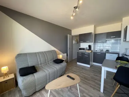 Studio rénové, 2 couchages, mer, commerces, 6e étage, TV, balcon, animaux admis - Photo 3