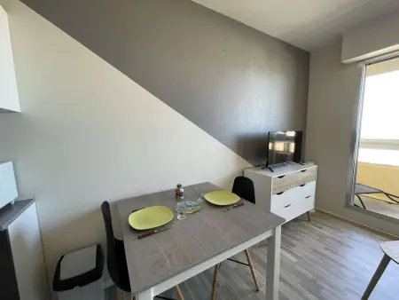 Studio rénové, 2 couchages, mer, commerces, 6e étage, TV, balcon, animaux admis - Photo 4