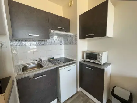 Studio rénové, 2 couchages, mer, commerces, 6e étage, TV, balcon, animaux admis - Photo 5