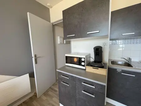 Studio rénové, 2 couchages, mer, commerces, 6e étage, TV, balcon, animaux admis - Photo 6